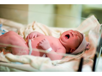 De ce nu este recomandat să fie tăiat cordonul ombilical imediat după naștere?