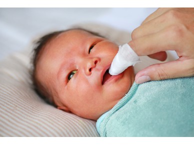 Грижата за оралното здраве на бебето преди появата на първото зъбче