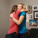 Δύο αδερφές ανακοινώνουν έκπληκτες η μία στην άλλη την εγκυμοσύνη τους! Ένα απολαυστικό βίντεο!