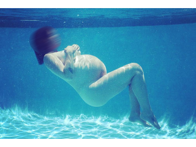 Διάσημη μαμά φωτογραφίζεται κάτω από το νερό!