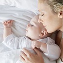 7 motive pentru care nu este indicat să îi impui bebelușului un program de somn