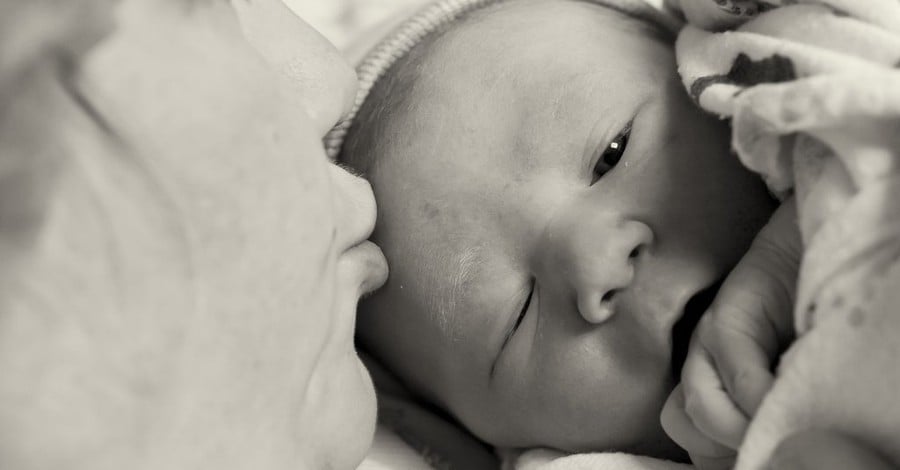 10 momente speciale din prima zi de viață a copilului tău