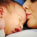 Как да гушкаме новороденото?
