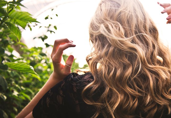 Ποια βιταμίνη σώζει τα μαλλιά σας από την τριχόπτω