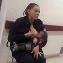 Αργεντινή: Μια αστυνομικός θηλάζει εν ώρα εργασίας εγκαταλελειμμένο μωρό