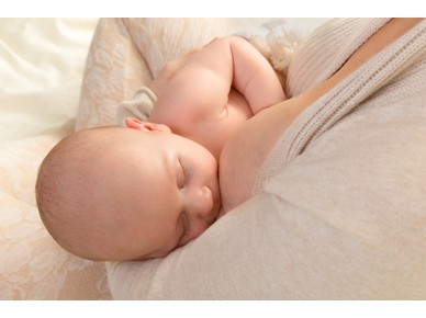 Ύπνος με το μωρό και θηλασμός: Πώς σχετίζονται; 