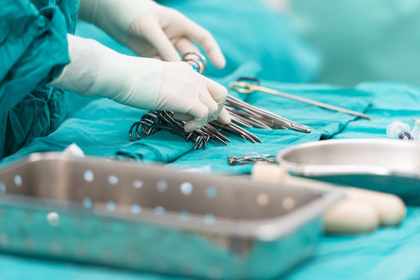 Επεξεργασία και φροντίδα χειρουργικών εργαλείων