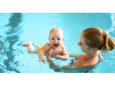 Τα ωφέλη του baby swimming σύμφωνα με τους παδιάτρους