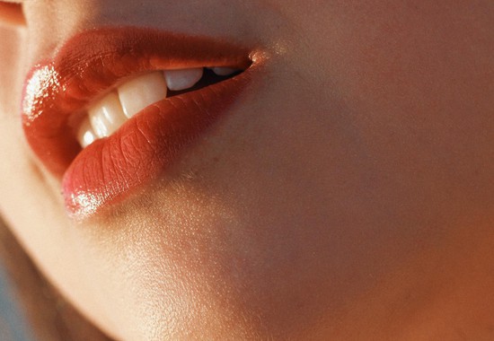 10 θεραπείες για τα σκασμένα χείλη το καλοκαίρι
