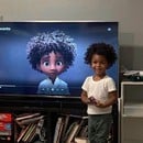 Encanto: Ένα μικρό αγόρι αναγνωρίζει τον εαυτό του στην τηλεόραση