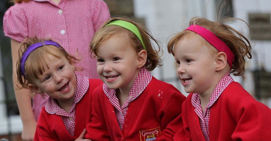 Τρίδυμα κοριτσάκια φόρεσαν διαφορετικό χρώμα κορδέλα για να τα ξεχωρίζουν την πρώτη μέρα στο σχολείο! 