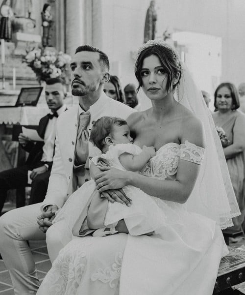 Μια υπέροχη εικόνα | Μαμά-νύφη θήλασε το μωρό της την ώρα του μυστηρίου - εικόνα 2