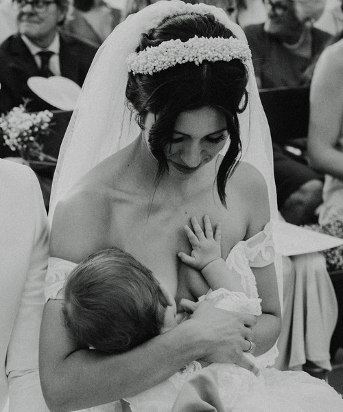 Μια υπέροχη εικόνα | Μαμά-νύφη θήλασε το μωρό της την ώρα του μυστηρίου - εικόνα 1